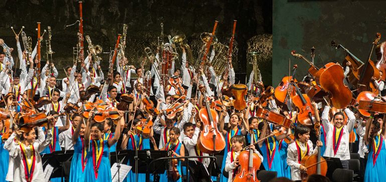 Dal 12 agosto a l 4 settembre il Teatro alla Scala ospita le orchestre e i cori giovanili del Venezuela, dando la possibilitÃ  a 3.000 ragazzi socialmente disagiati lâ€™accesso ai concertii